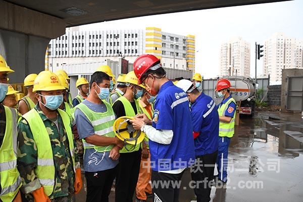 擦洗安全帽 擦洗安全帽